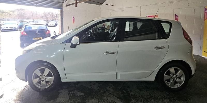 Used Renault Scénic III Dynamique 2010 White MPV