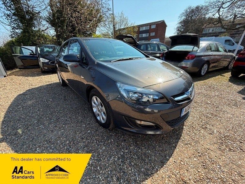 Grey Used 2015 Vauxhall Astra Design Edition Hatchback | £3,995 (Fair price) - Image 1/4