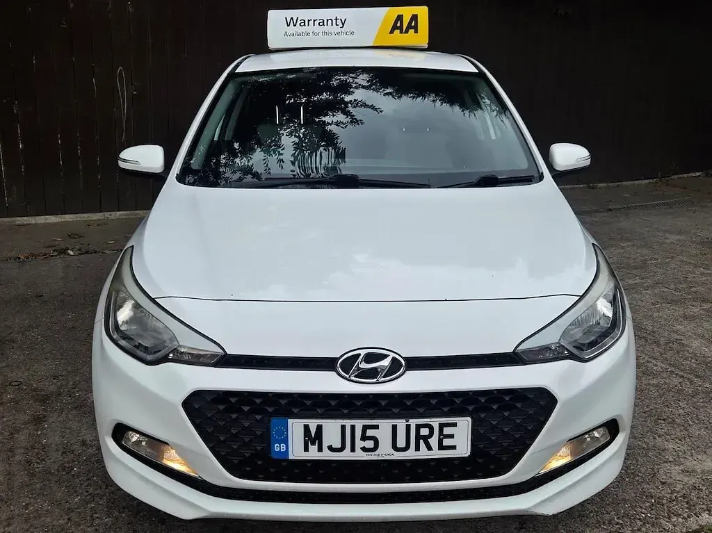 Used Hyundai i20 SE 84 HP (61 kW) 2015 White Hatchback