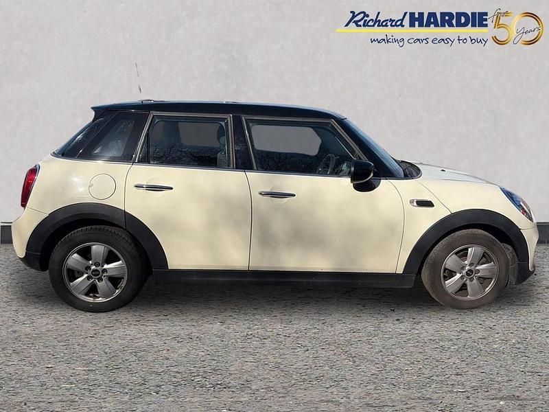 Used Mini Cooper Classic 134 HP (98 kW) 2020 White Hatchback