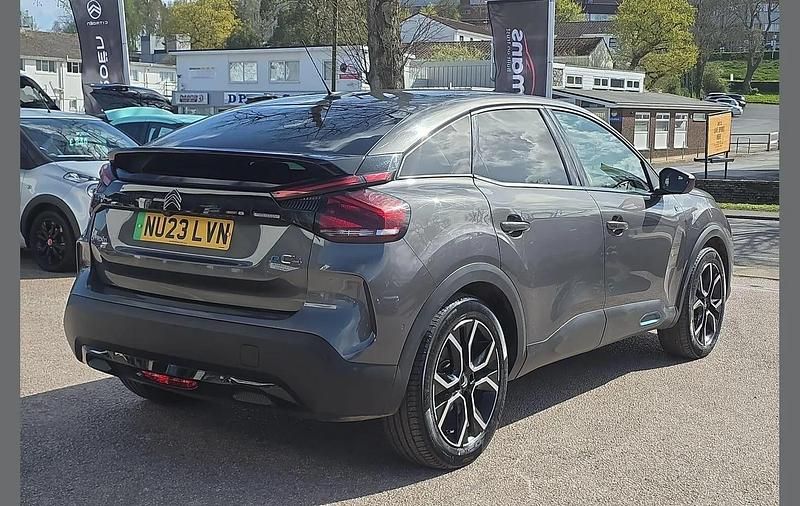 Begagnad Citroën e-C4 Shine 100 kW (136 HK) 2023 Grå Halvkombi