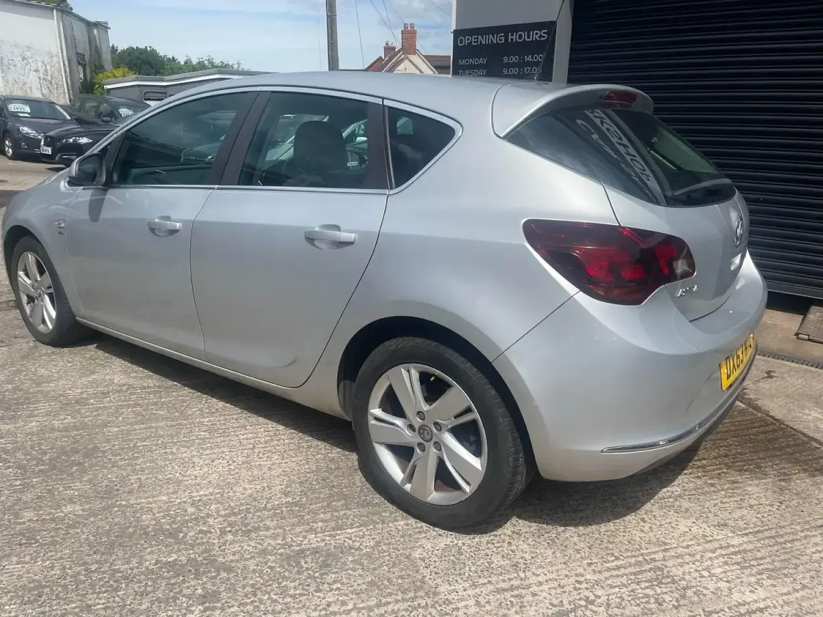 Usado Vauxhall Astra SRi 130 CV (95 kW) 2013 Plateado Utilitario