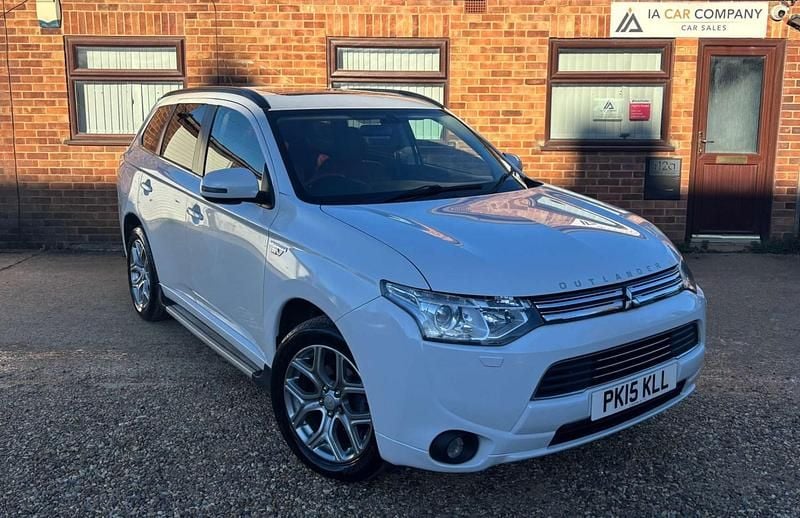 Used Mitsubishi Outlander P-HEV 2015 White Estate