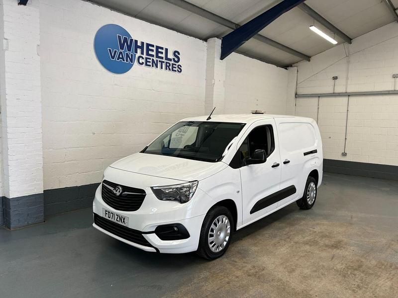 White Used 2022 Vauxhall Combo Sportive MPV | £9,290 (Good price) - Image 1/4