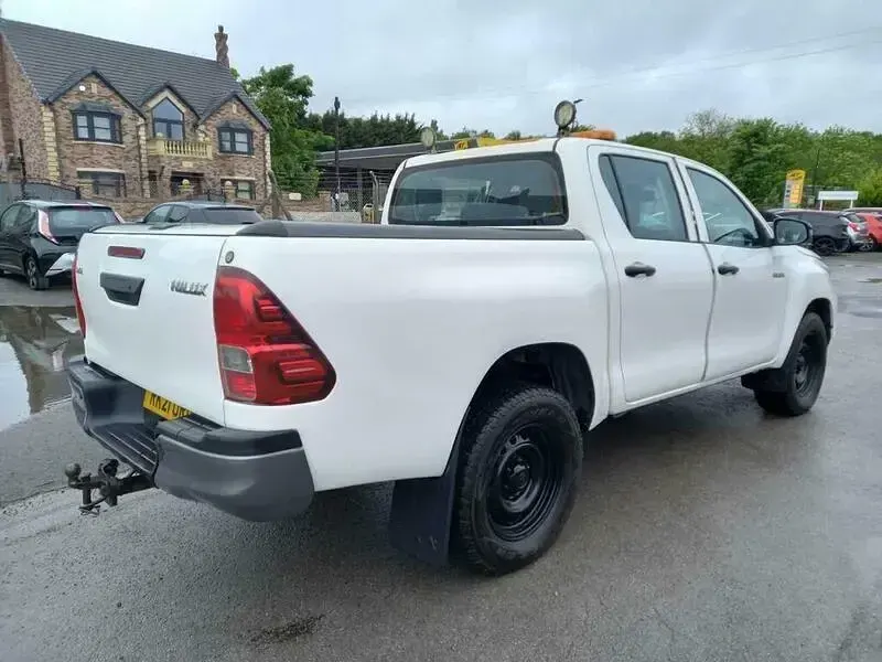 Used Toyota HiLux Active 150 HP (110 kW) 2021 White Pickup