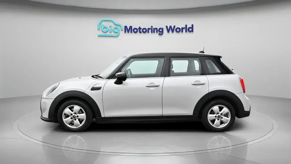 Usado Mini Cooper Classic 136 HP (100 kW) 2022 Prateado Citadino