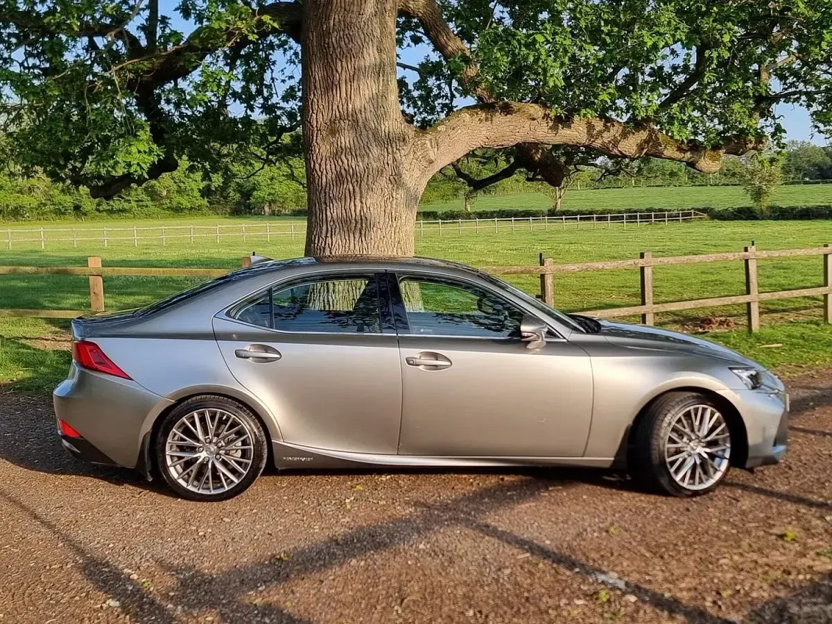Used Lexus IS300h 223 HP (164 kW) 2017 Silver Sedan