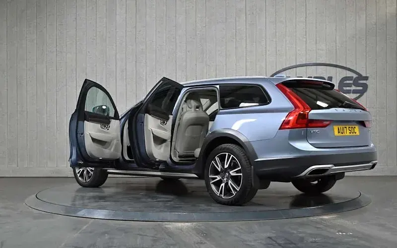 Used Volvo V90 CC Pro 235 HP (172 kW) 2017 Blue Estate