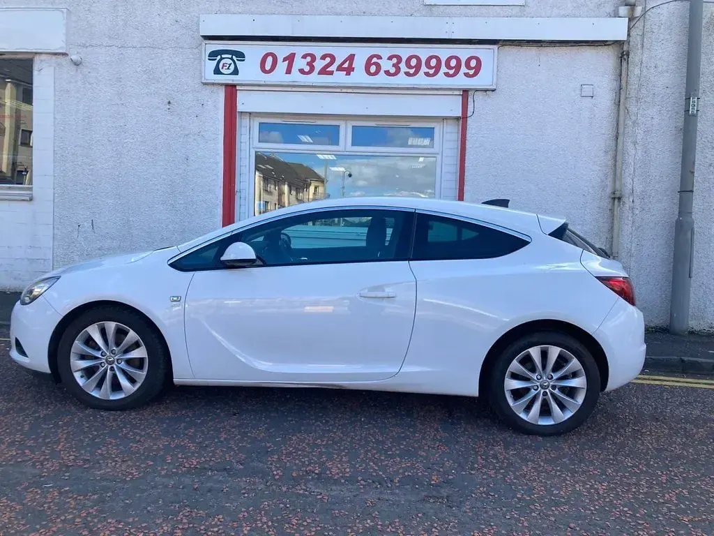 Used Vauxhall Astra GTC S 118 HP (86 kW) 2016 White Hatchback