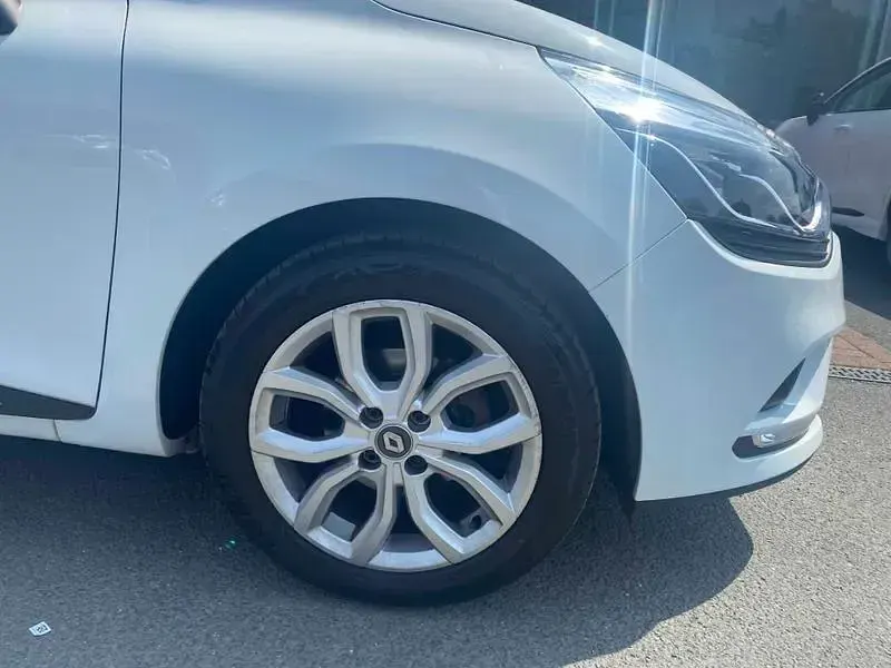 Used Renault Clio Dynamique 75 HP (55 kW) 2018 White Hatchback