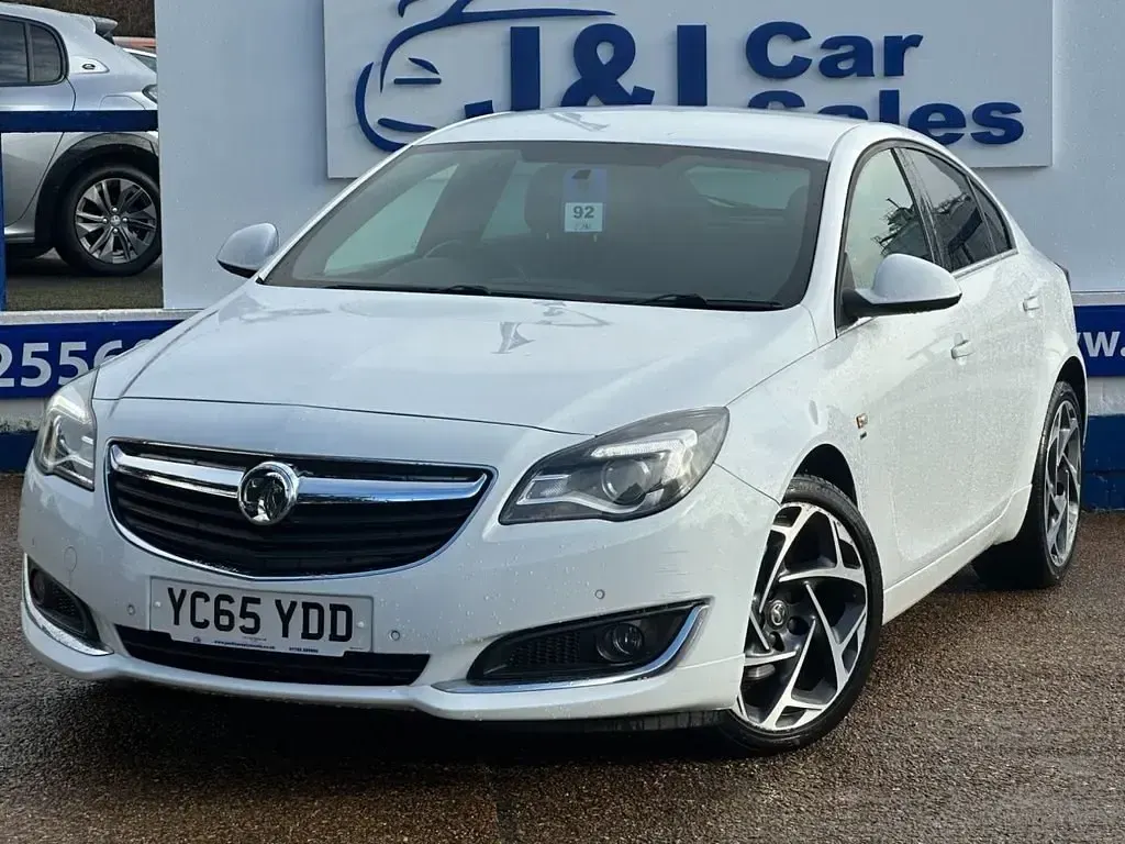 Używany Vauxhall Insignia SRi 170 KM (125 kW) 2015 Biały Hatchback