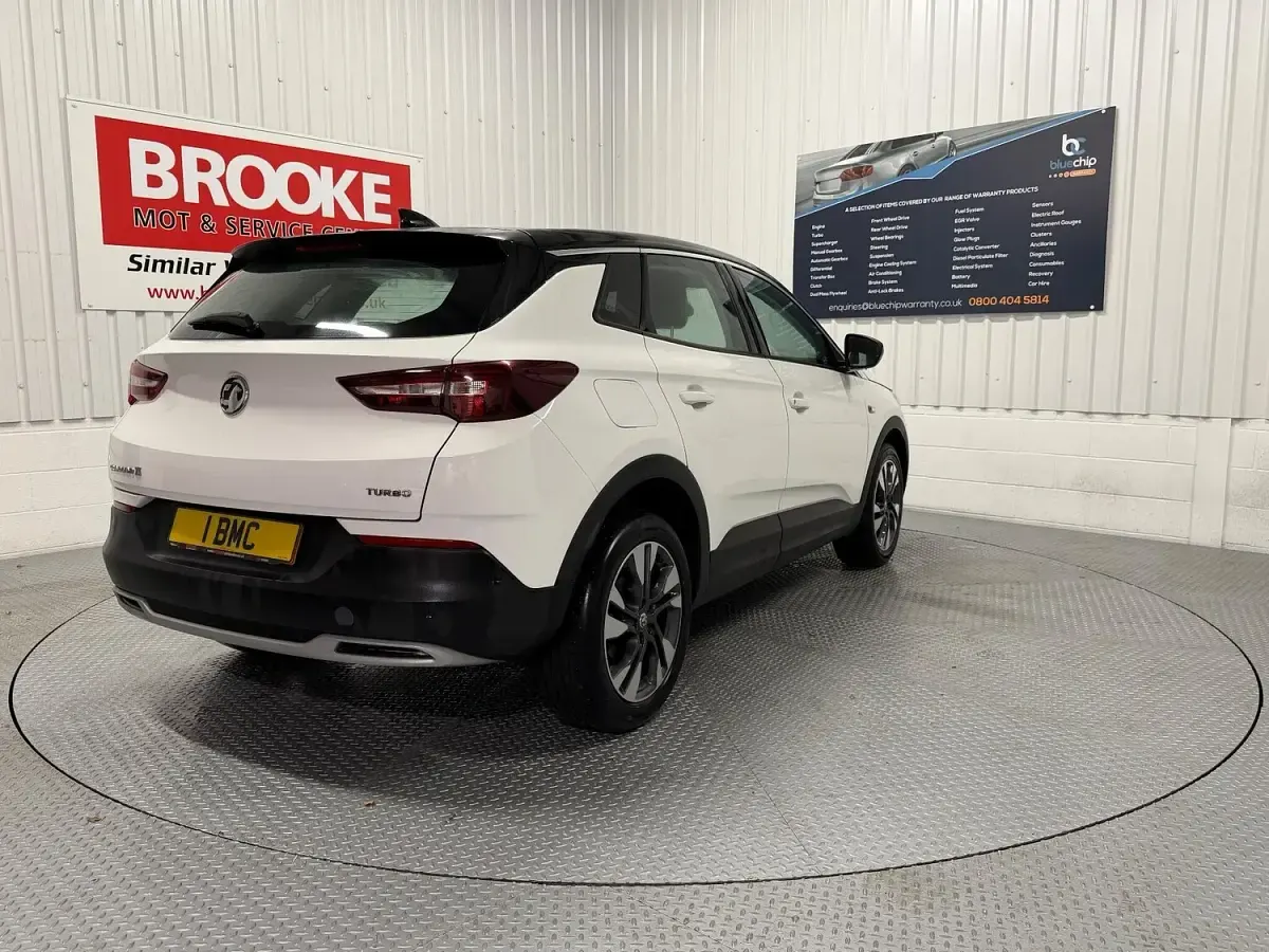 Used Vauxhall Grandland X Sport 130 HP (95 kW) 2019 White SUV