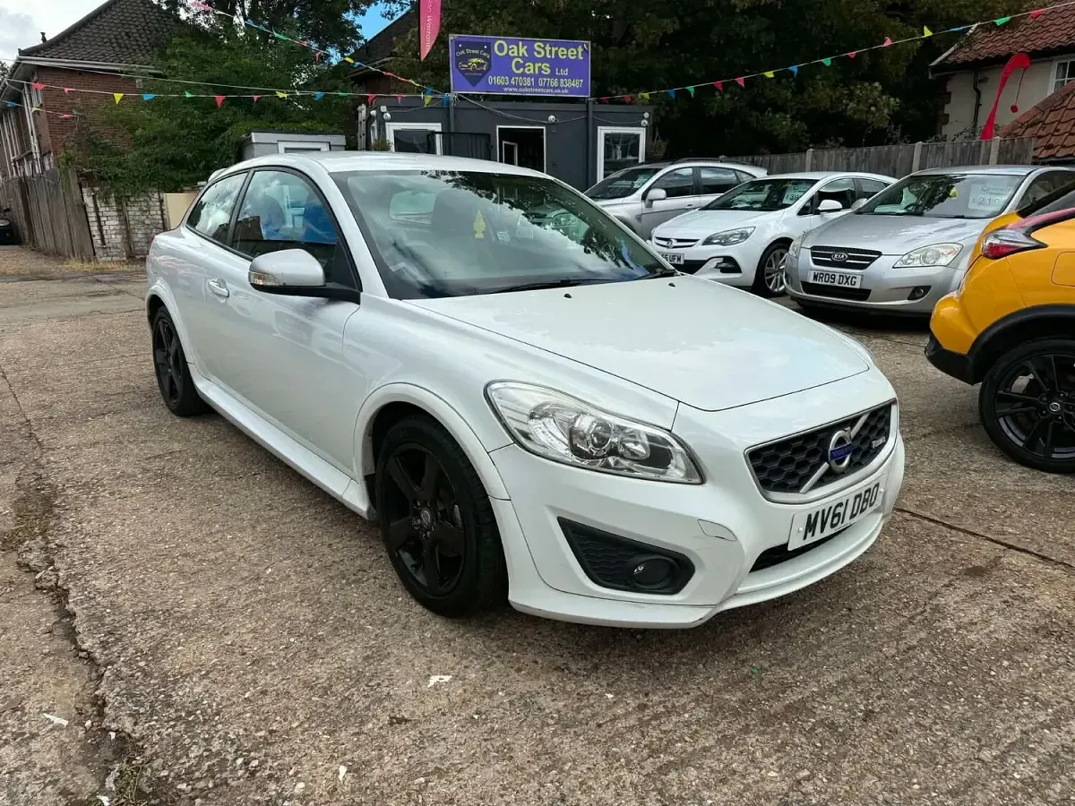 Used Volvo C30 R-Design 145 HP (106 kW) 2011 White Hatchback