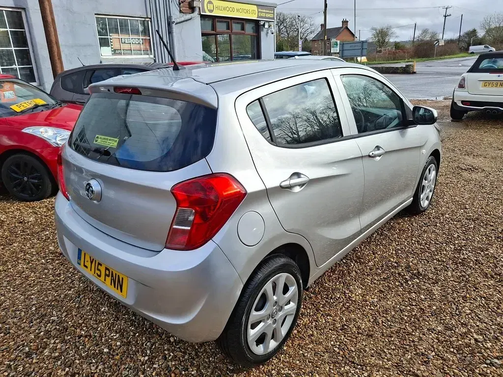 Usado Vauxhall Viva 75 HP (55 kW) 2015 Prateado Citadino