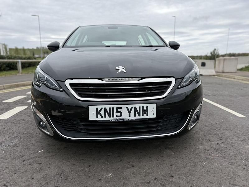 Gebraucht Peugeot 308 Allure 130 PS (95 kW) 2015 Schwarz Kleinwagen