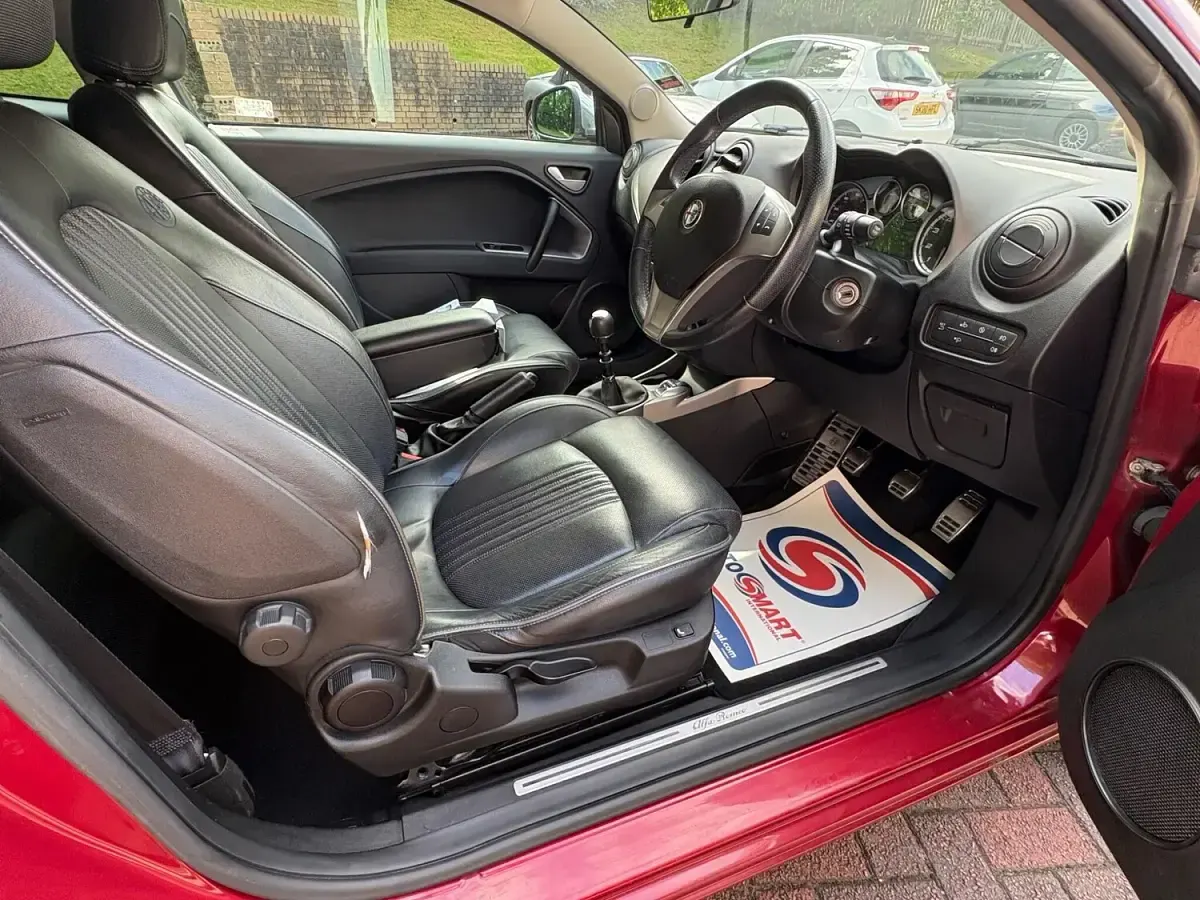 Used Alfa Romeo MiTo Distinctive 105 HP (77 kW) 2014 Red Hatchback