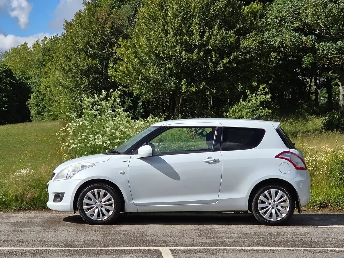 Used Suzuki Swift SZ4 94 HP (69 kW) 2012 White Hatchback