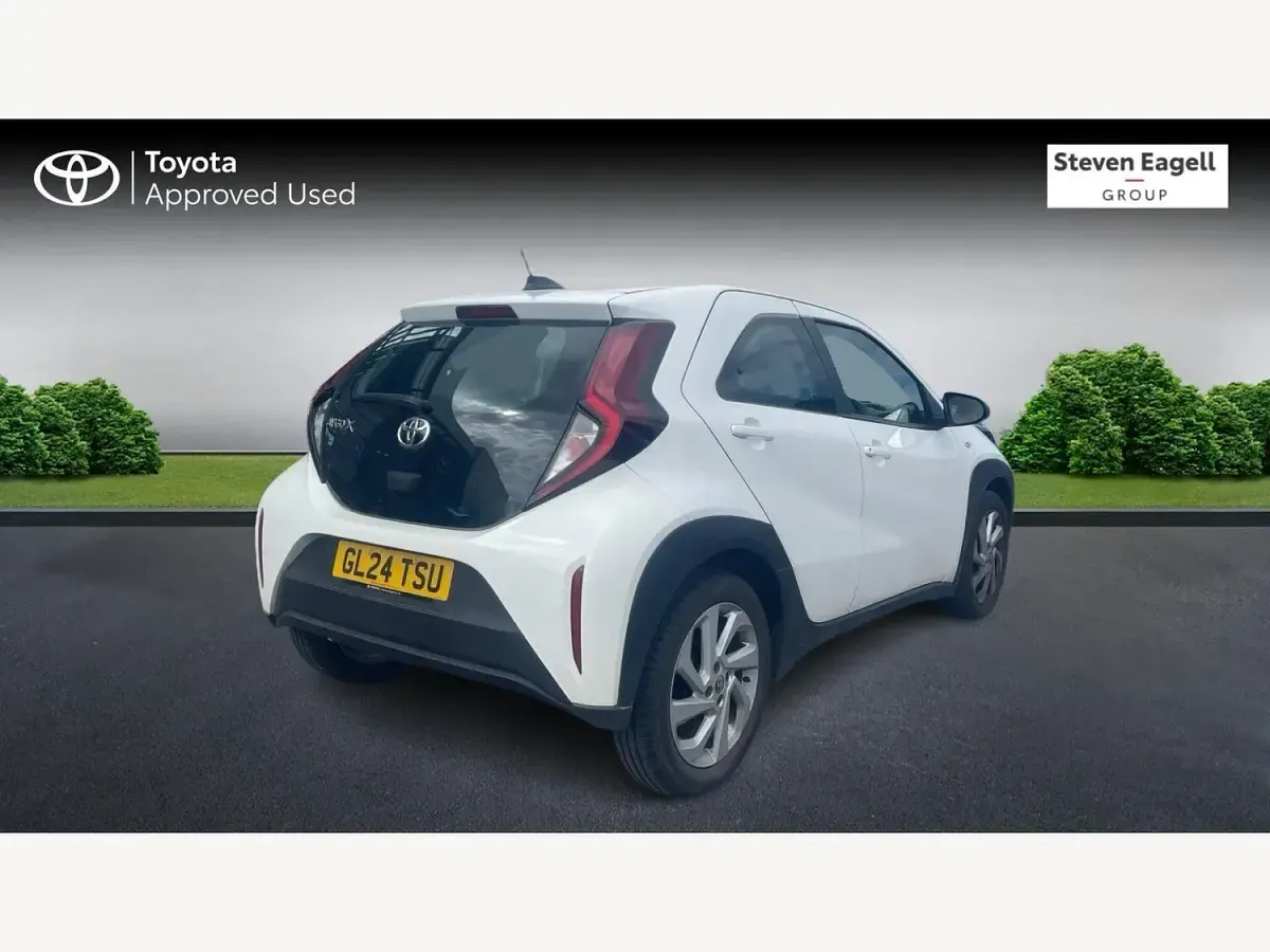 Used Toyota Aygo X PURE 70 HP (51 kW) 2024 White SUV