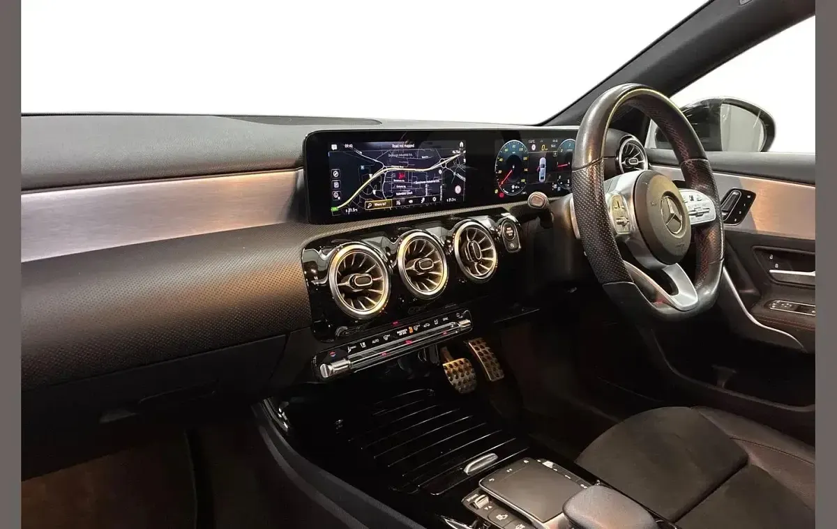 Second-hand Mercedes A200 AMG Line Premium Plus 150 CP (110 kW) 2021 Negru Berlinǎ