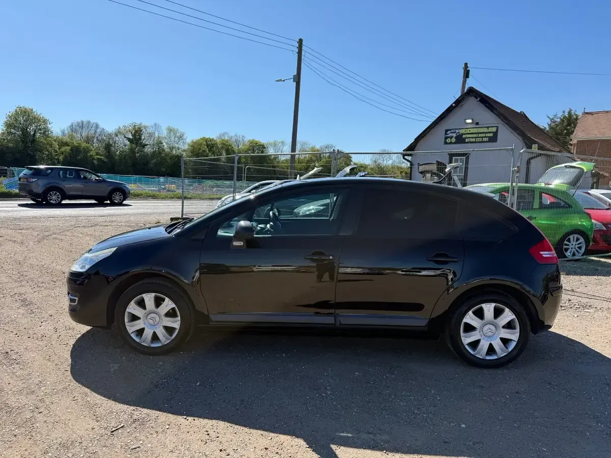 Begagnad Citroën C4 VTR Sport 110 HK (80 kW) 2009 Svart Halvkombi