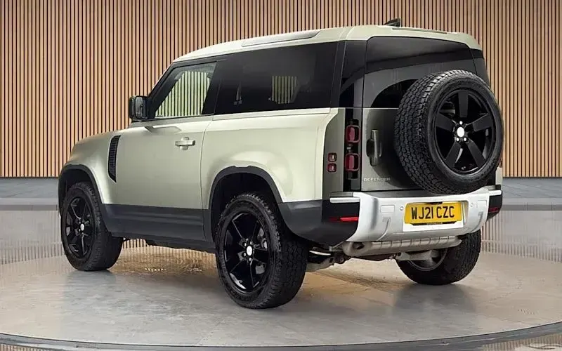Used Land Rover Defender HSE 300 HP (220 kW) 2021 Green SUV