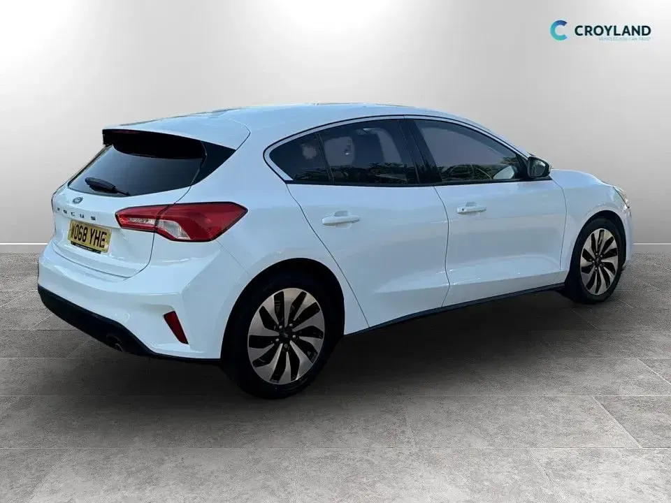 Used Ford Focus Zetec 125 HP (91 kW) 2019 White Hatchback