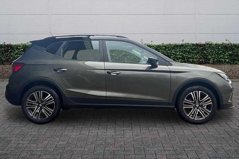 New Seat Arona SE Technology 2026 Mountain green with black roof SUV