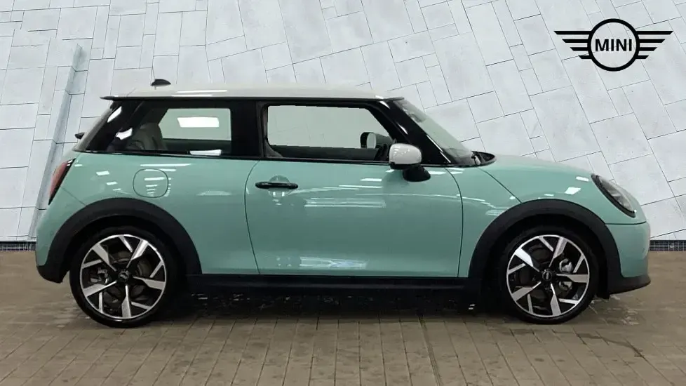 Used Mini Cooper Hatch 154 HP (113 kW) 2024 Green Hatchback
