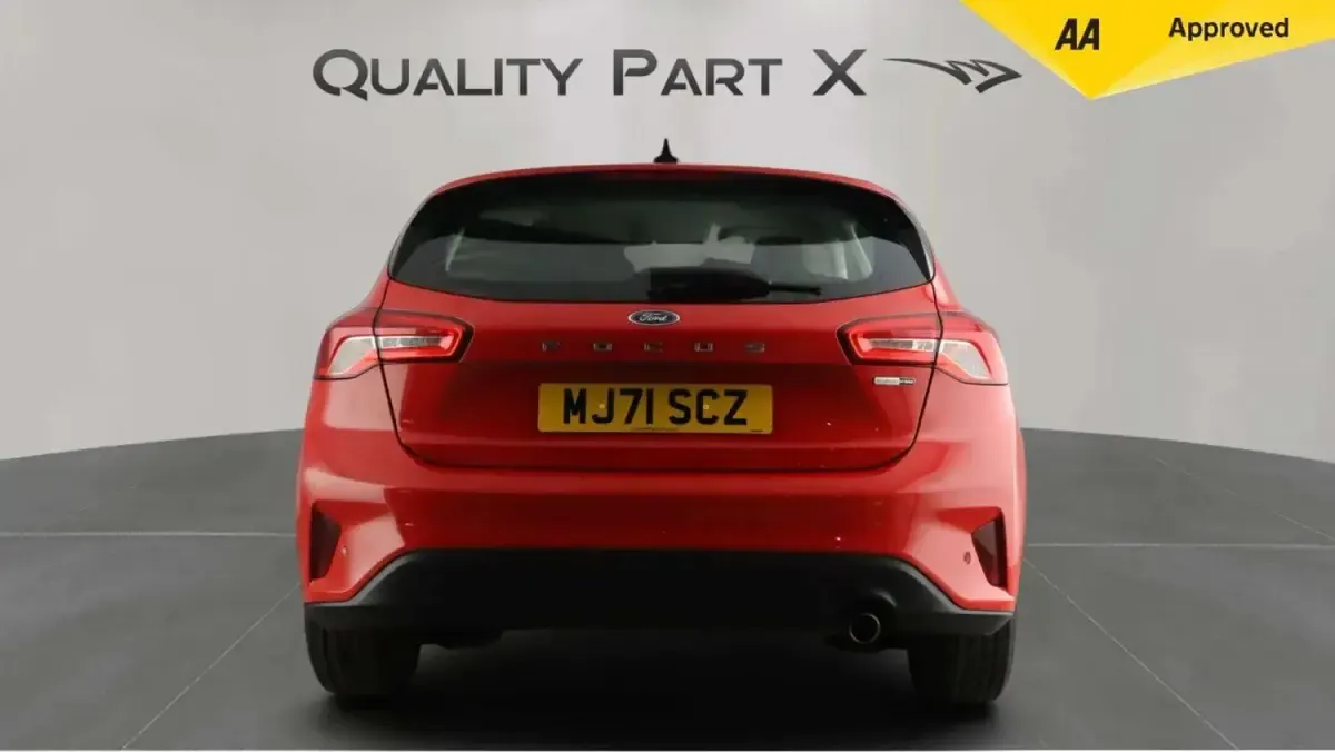 Begagnad Ford Focus Zetec 2021 Röd Halvkombi