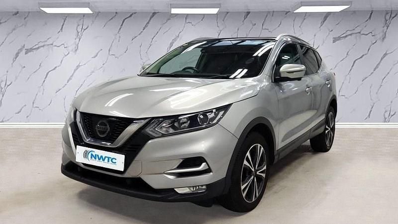 Used Nissan Qashqai N-Connecta 115 HP (84 kW) 2017 Silver SUV