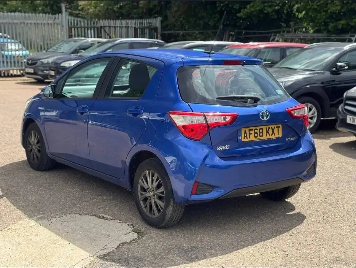 Used Toyota Yaris 100 HP (73 kW) 2018 Blue Hatchback