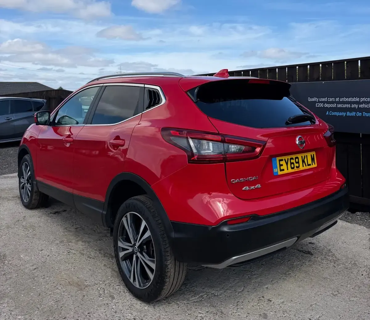 Used Nissan Qashqai N-Connecta 150 HP (110 kW) 2019 Red SUV