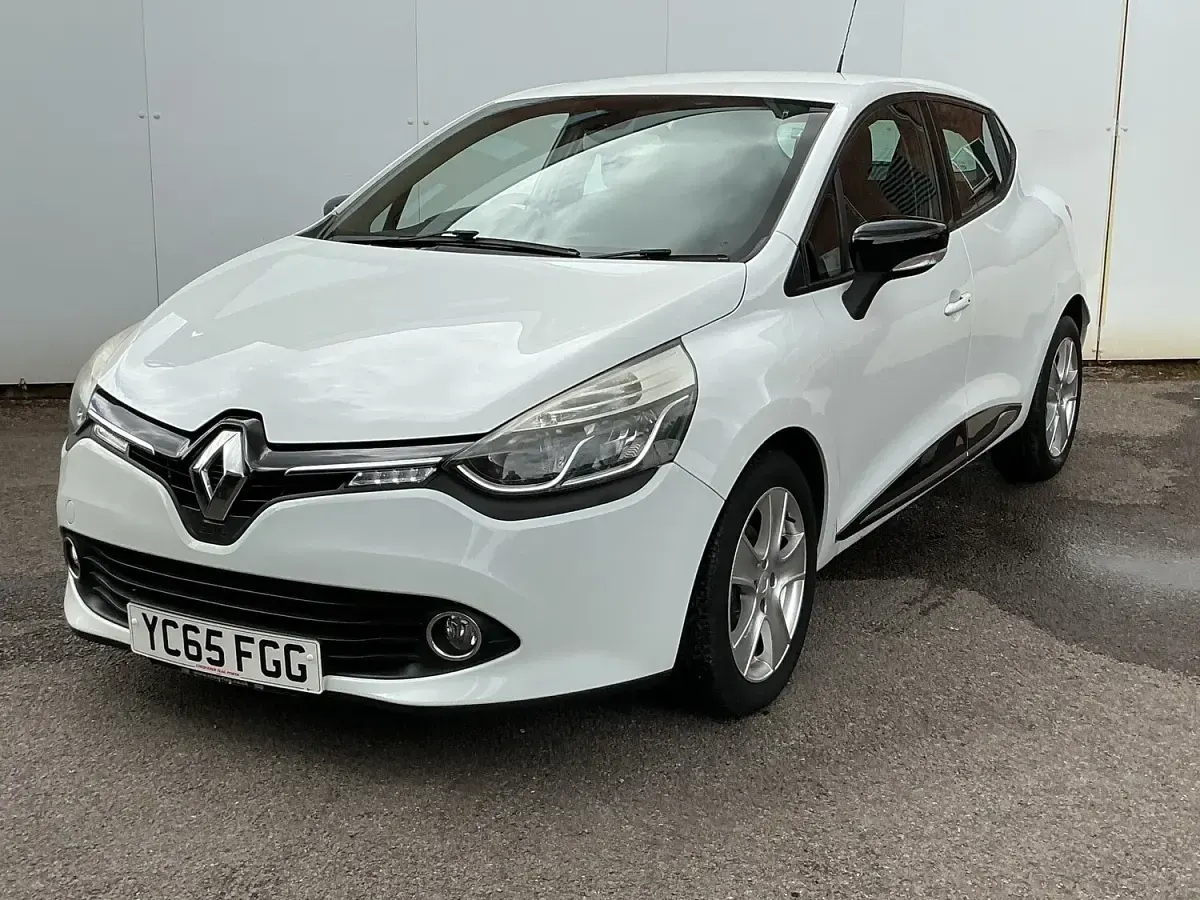 Used Renault Clio Dynamique 88 HP (64 kW) 2015 White Hatchback