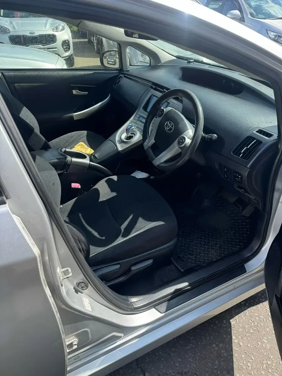 Usado Toyota Prius T4 136 HP (100 kW) 2014 Prateado Citadino