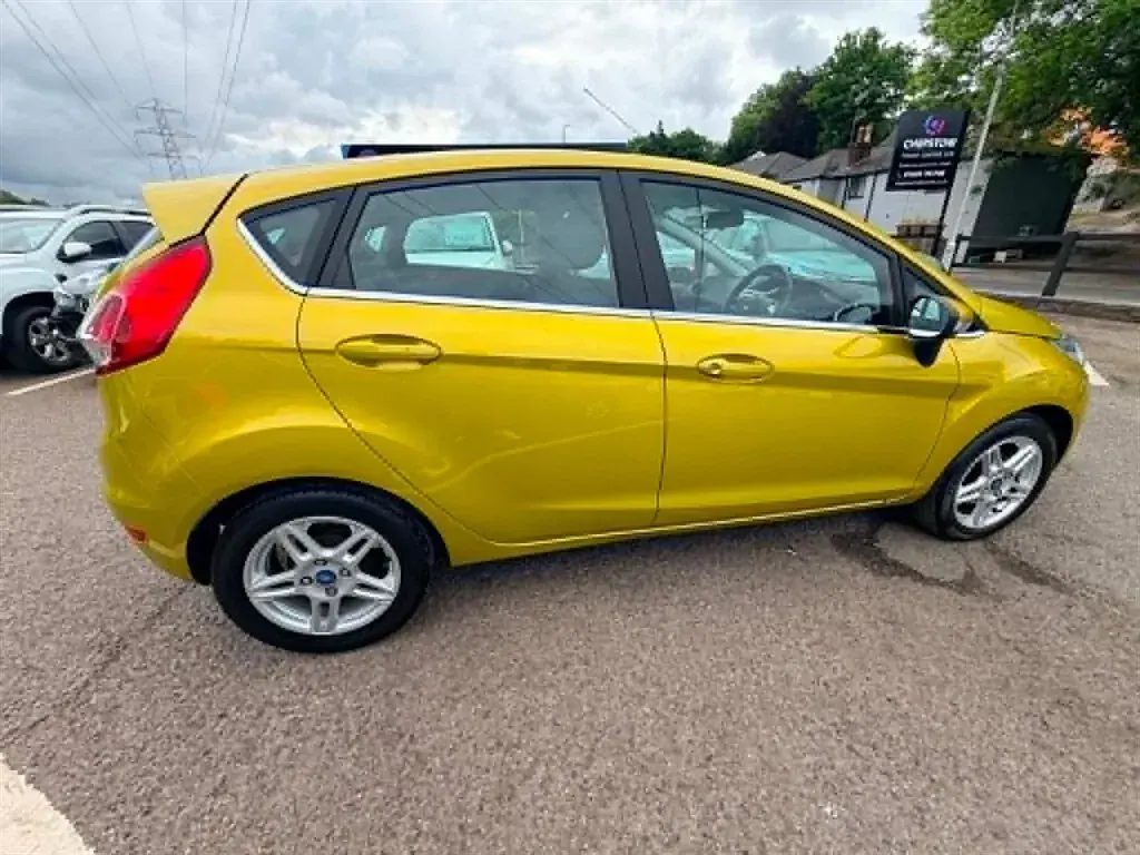 Used Ford Fiesta Zetec 75 HP (55 kW) 2013 Yellow Hatchback