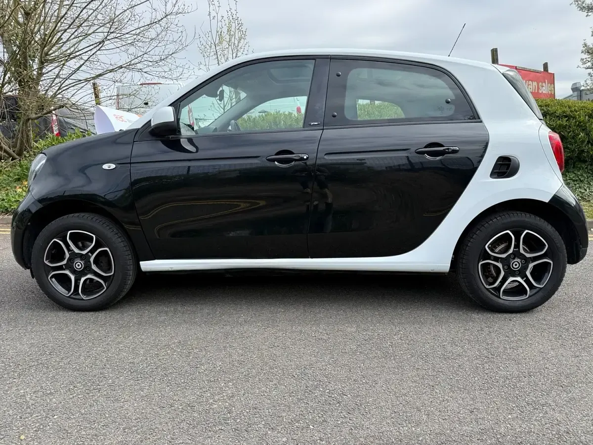 Used Smart ForFour Premium 71 HP (52 kW) 2018 White Hatchback