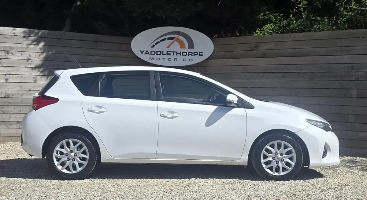 Used Toyota Auris Active 2014 White Hatchback