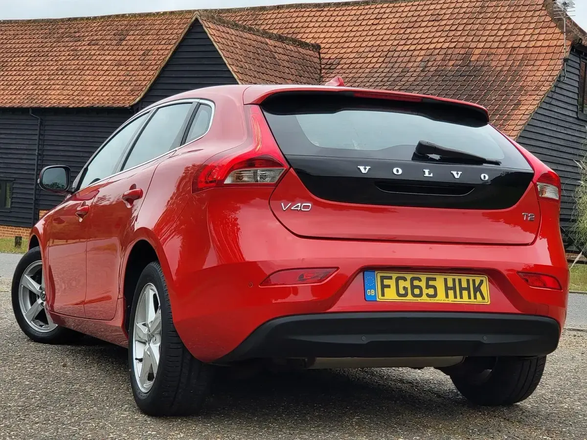 Used Volvo V40 SE 122 HP (89 kW) 2015 Red Hatchback