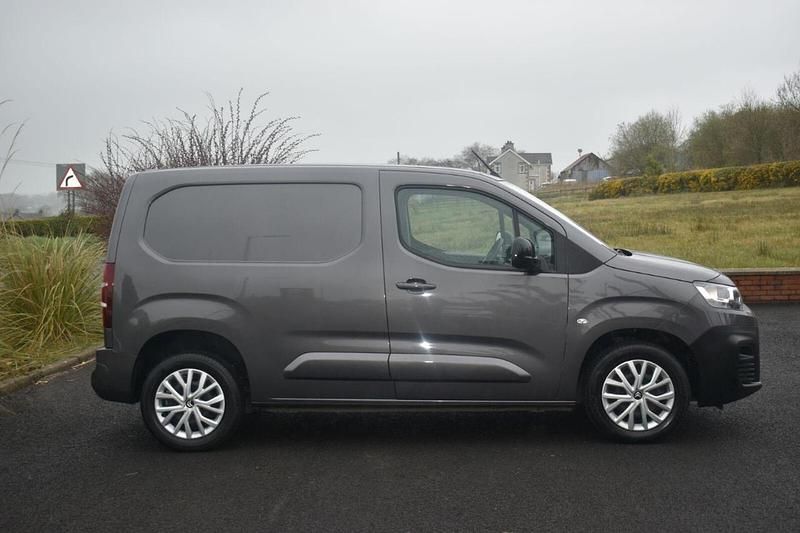 Usado Citroën Berlingo 99 HP (72 kW) 2024 Cinzento Monovolume