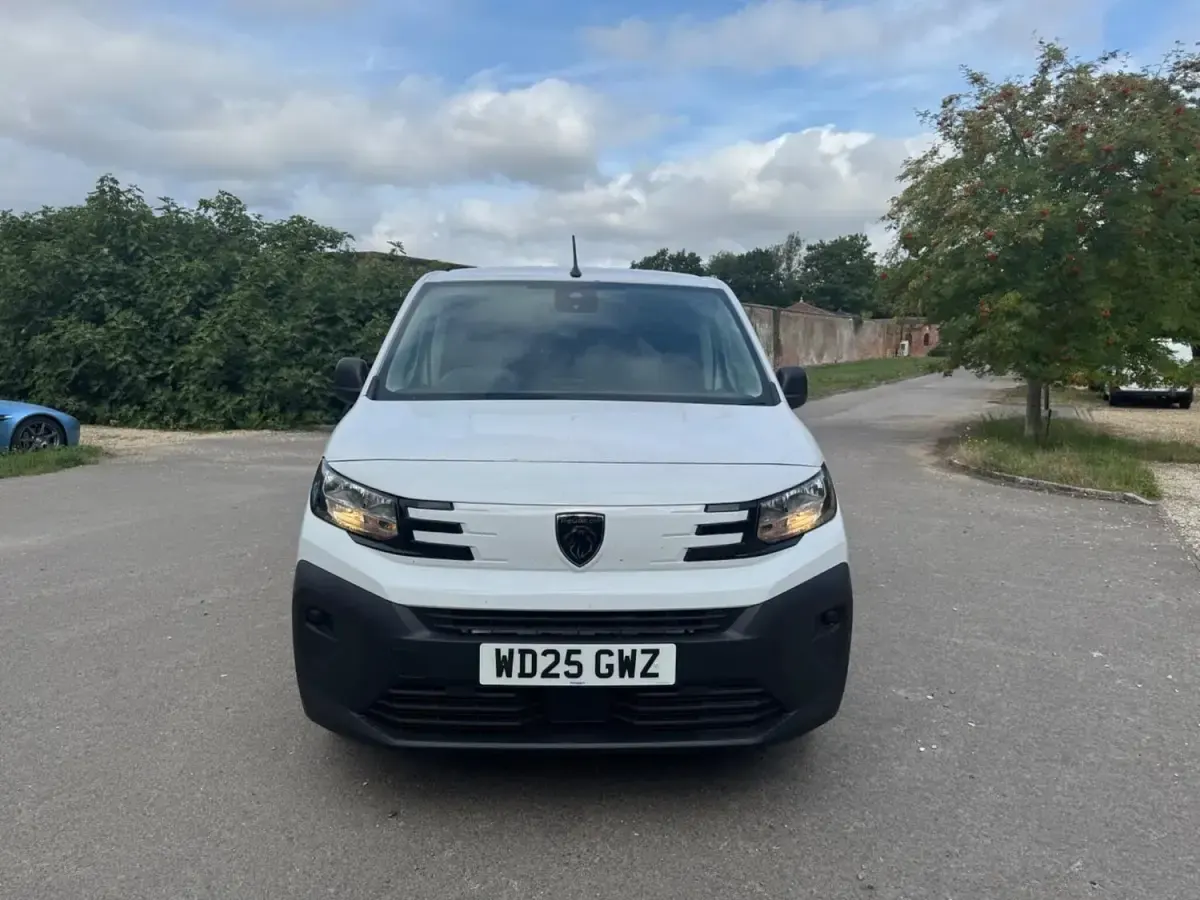 Second-hand Peugeot Partner S 131 CP (96 kW) 2025 Alb Monovolum