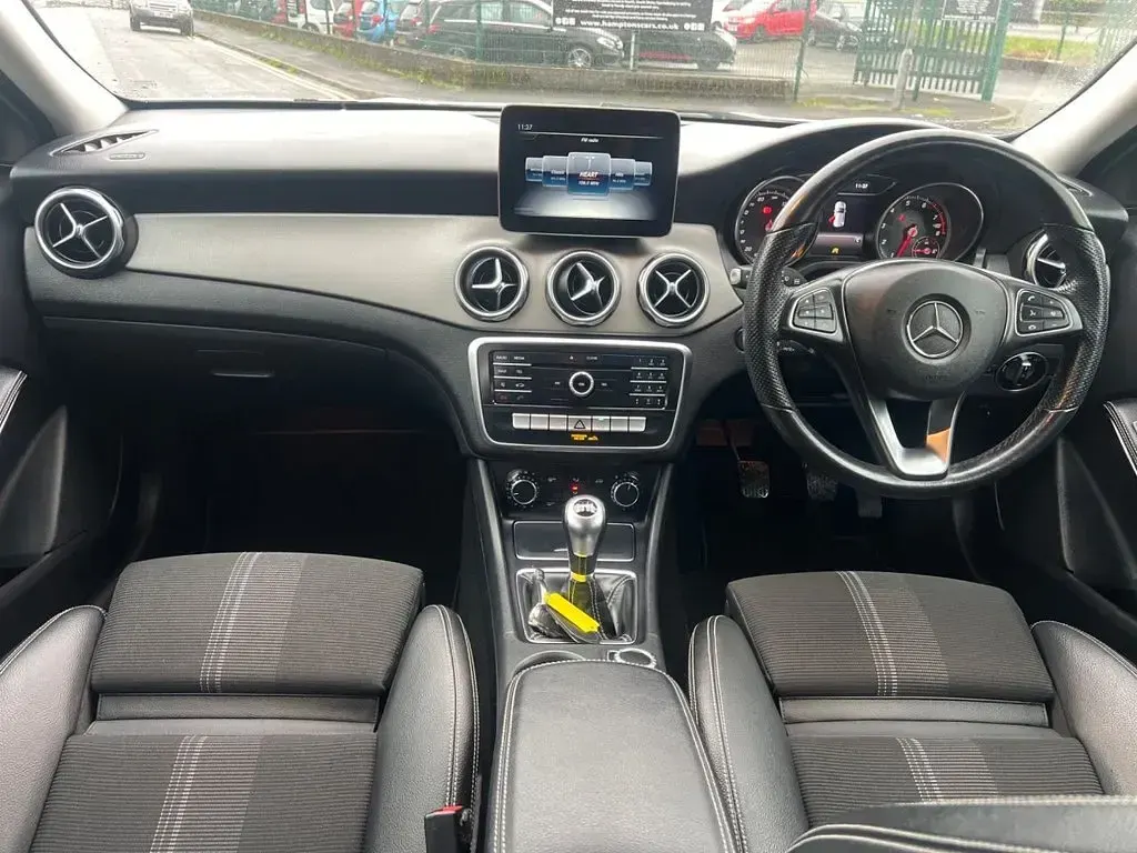 Used Mercedes GLA180 Urban 122 HP (89 kW) 2018 White SUV