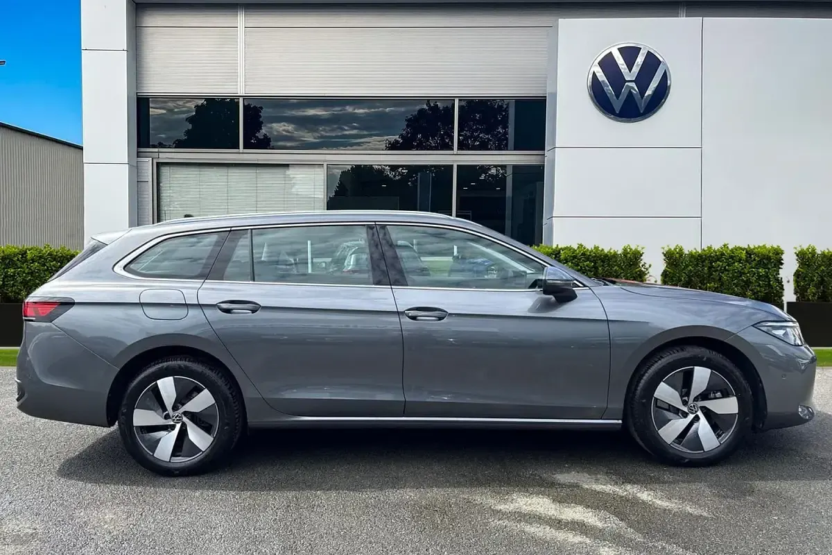 Usado VW Passat Life 204 HP (150 kW) 2025 Cinzento Carrinha