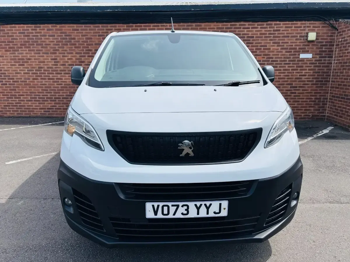 Used Peugeot Expert Premium 142 HP (104 kW) 2023 White Van