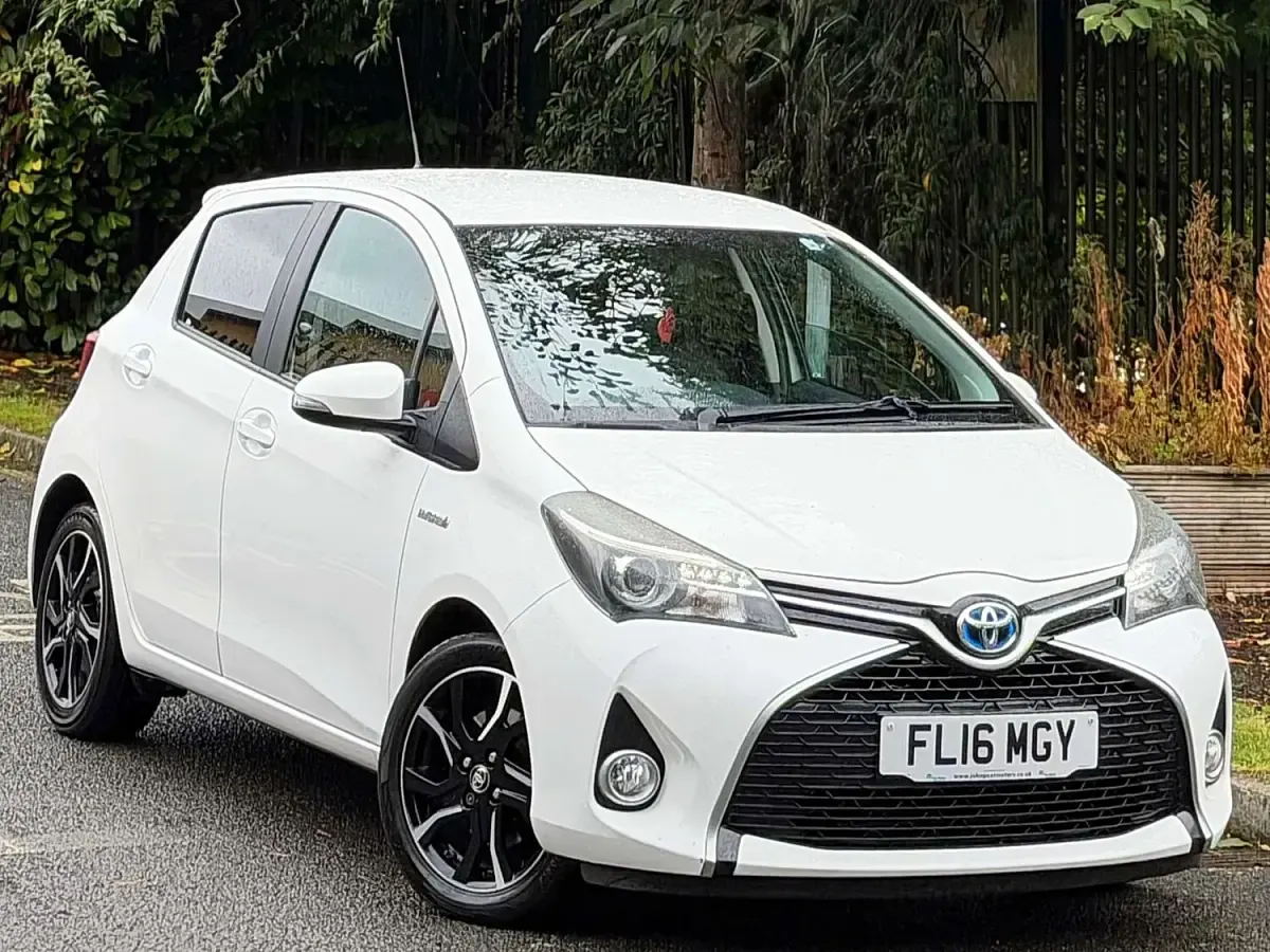 Used Toyota Yaris Design 100 HP (73 kW) 2016 White Hatchback