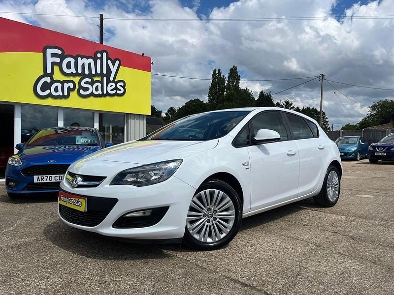 White Used 2013 Vauxhall Astra Hatchback | £4,695 (A bit pricey) - Image 1/4