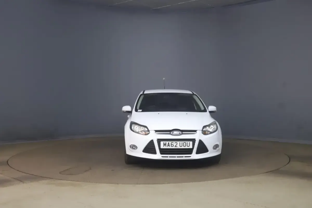 Used Ford Focus Zetec 125 HP (91 kW) 2012 White Hatchback
