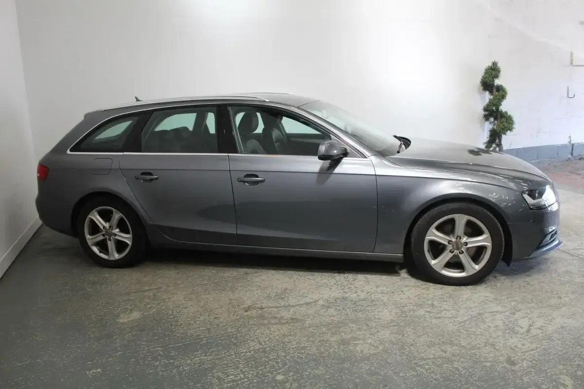 Usado Audi A4 Comfort 163 HP (119 kW) 2015 Cinzento Carrinha
