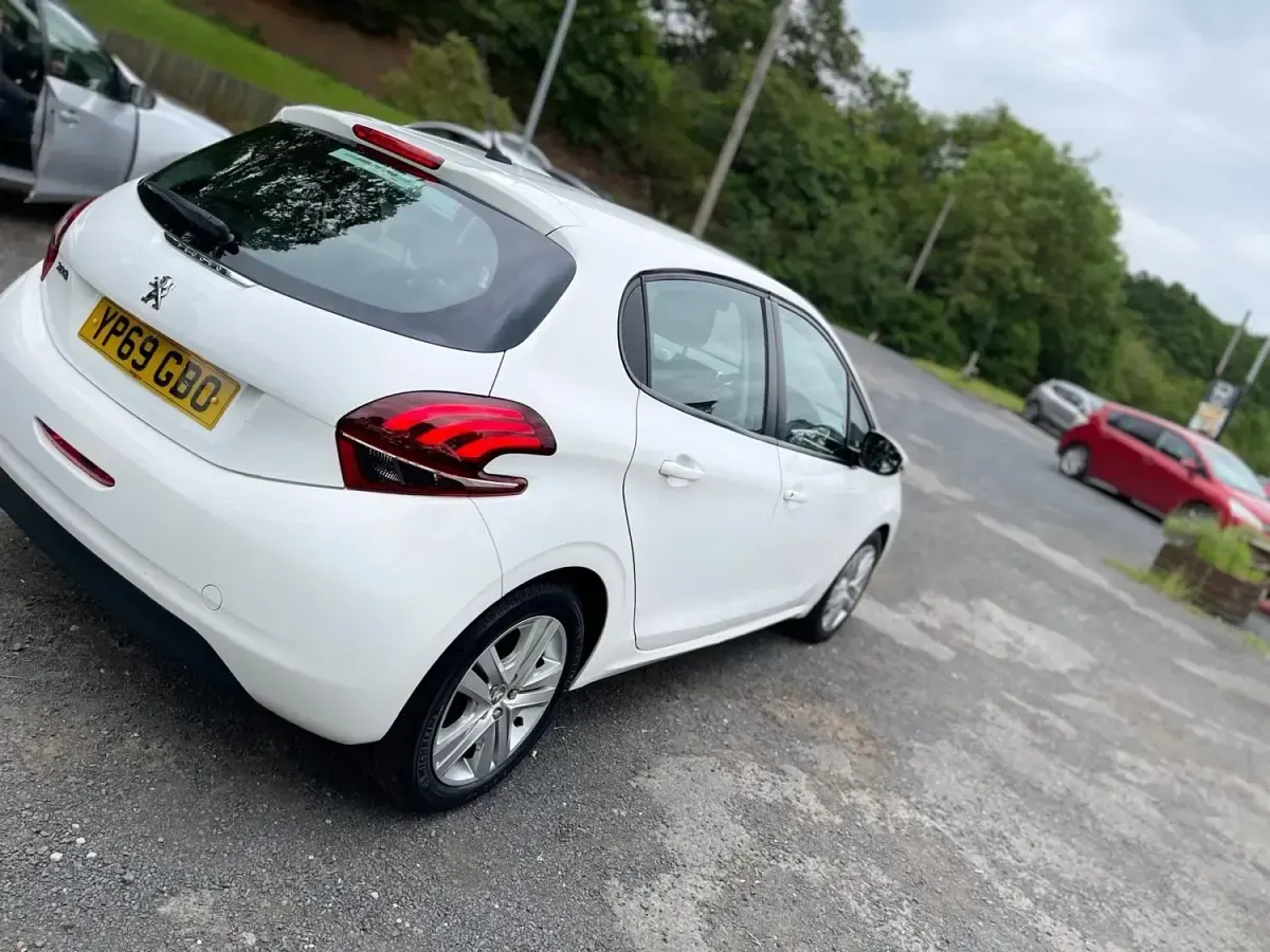 Gebraucht Peugeot 208 Active 2019 Weiß Kleinwagen
