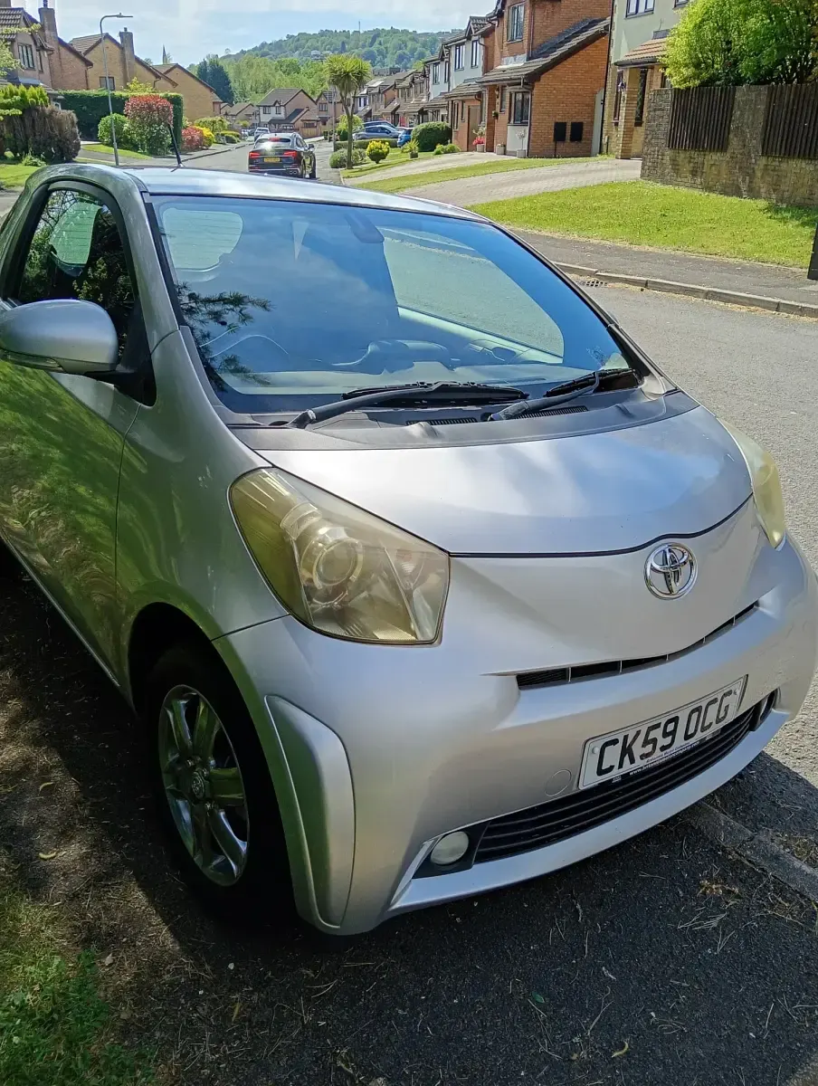 Usado Toyota iQ 68 HP (50 kW) 2009 Prateado Citadino