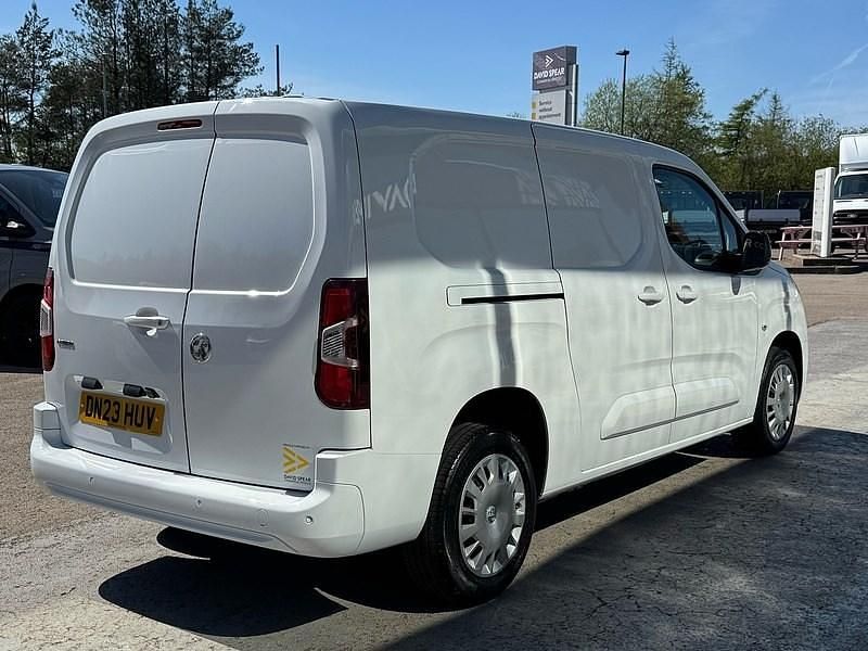 Second-hand Vauxhall Combo 100 CP (73 kW) 2023 Alb Monovolum